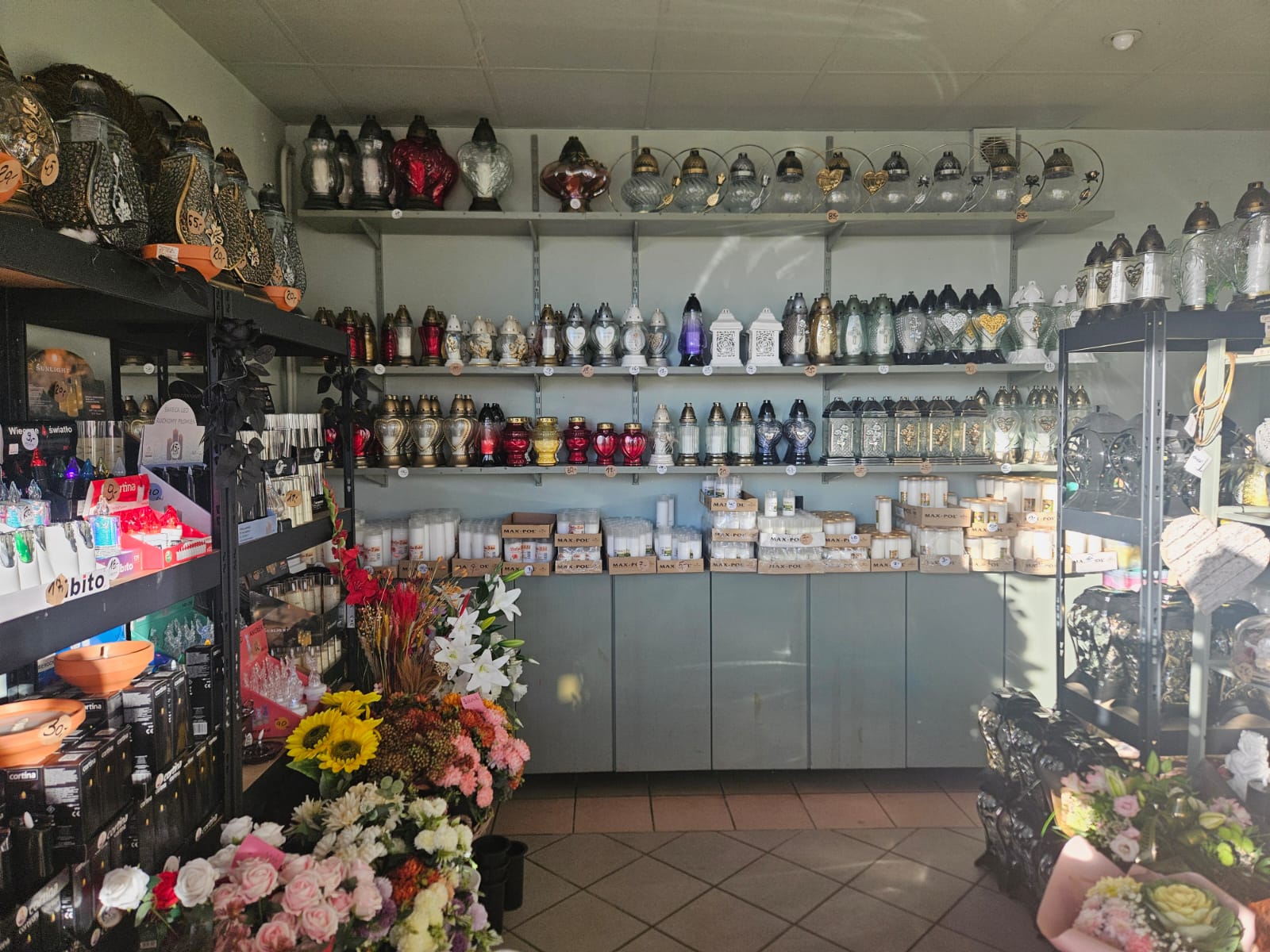 Skąd się wzięła tradycja stawiania kwiatów i zapalania zniczy na grobach cz.I