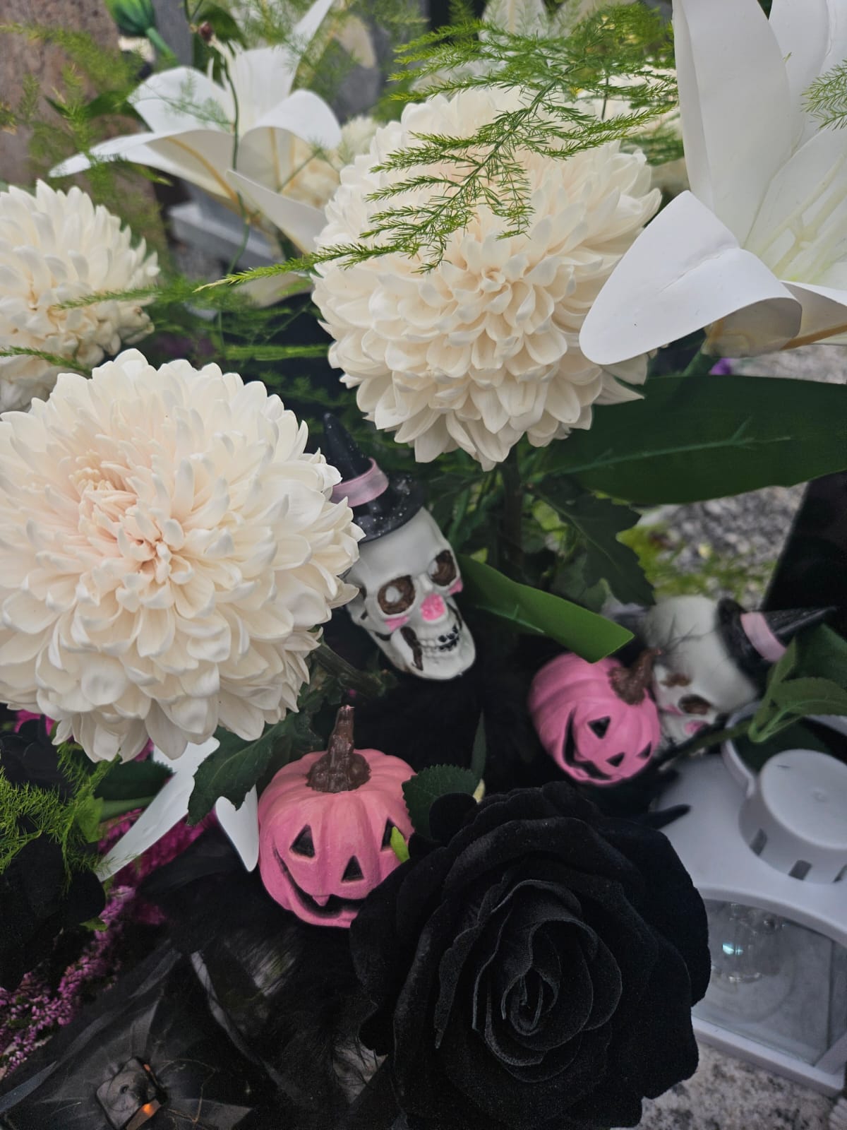 Kiedy pamięć spotyka osobowość. Dekoracja grobu w klimacie Halloween i Hello Kitty